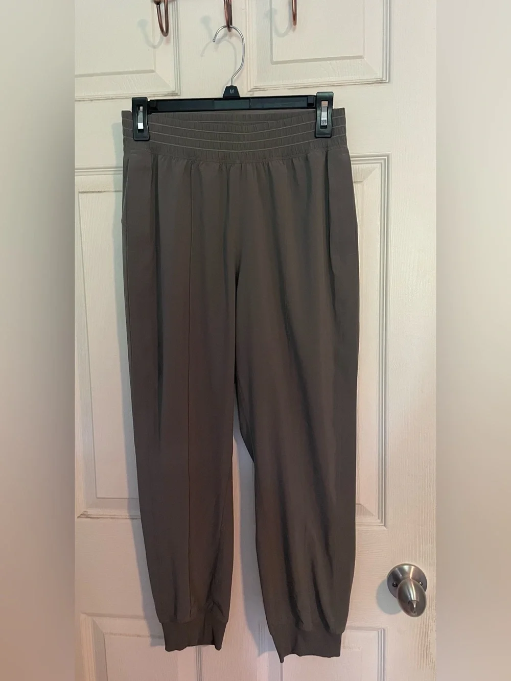 lululemon light olive green  pull-on active pants - Sz 6